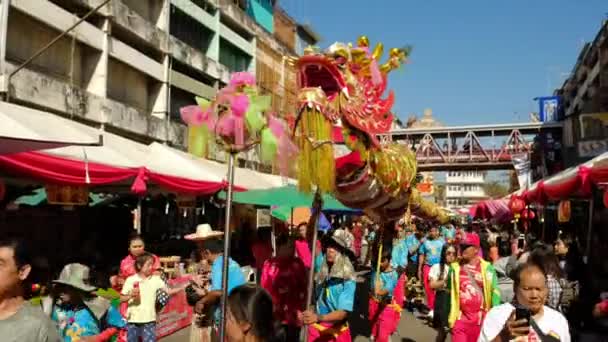 Ceremoniële draak wordt gedanst door de straten van Chiang Mai, Thailand als onderdeel van Chinees Nieuwjaar vieringen — Stockvideo