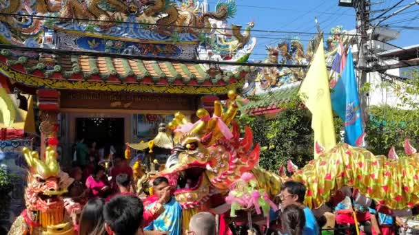Ceremoniella draken dansas genom gatorna i Chiang Mai, Thailand som en del av Kinesiska nyårsfirandet — Stockvideo
