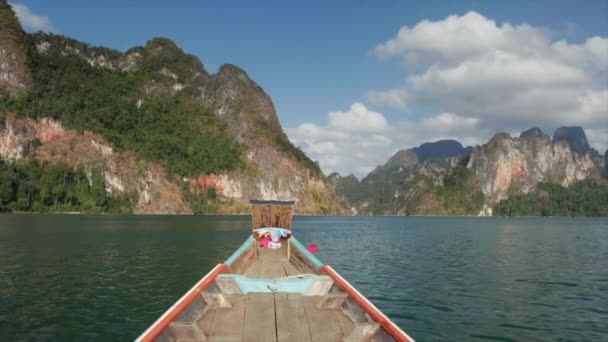 Traditionell longtailbåt i trä på Cheow LAN Lake i Khao Sok nationalpark, Thailand — Stockvideo