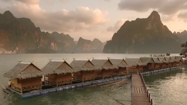 Zonsondergang met Raft huizen op Cheow LAN Lake in Khao Sok National Park, Thailand — Stockvideo