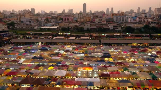 Вид с воздуха на ночной рынок Talad Rod Fai в Бангкоке, Таиланд — стоковое видео