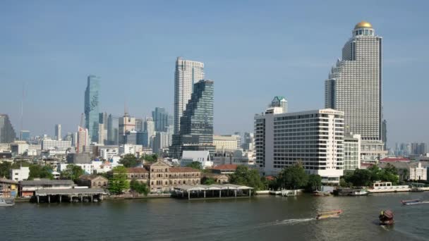 Skyline di Bangkok e grattacieli aziendali al fiume Chaopraya — Video Stock