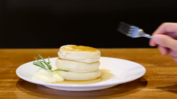 Comer tortitas de soufflé esponjosas japonesas — Vídeos de Stock