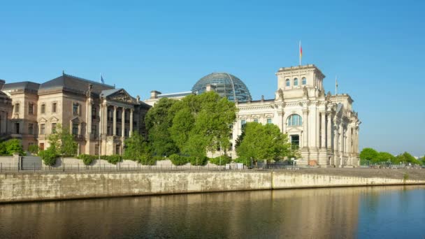 Duitse regering-Bundestag gebouw en rivier de Spree in Berlijn, Duitsland — Stockvideo