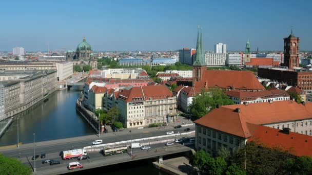 Paisaje urbano de Berlín con la catedral de Berlín al fondo — Vídeo de stock