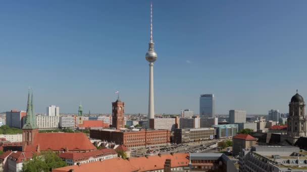 Televizyon kulesi ile Berlin şehir manzarası — Stok video