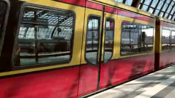 Passanger Train érkező Berlin Hauptbahnhof Central Station, Németország — Stock videók