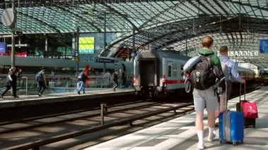 Berlin Hauptbahnhof Merkez İstasyonu'na gelen passanger treni, Almanya