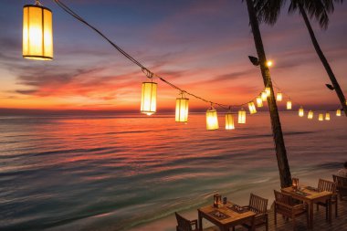 Koh Chang Adası, Tayland günbatımı sırasında sahilde açık Cafe.