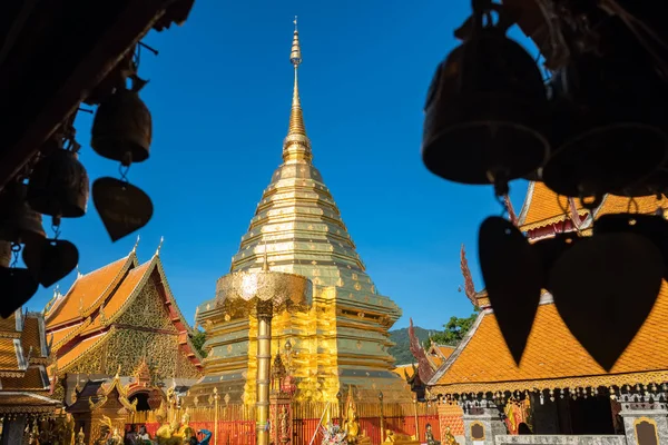 Zlatá Chedi stúpa a deštník v Wat Phra, chrám Doi Suthep, Chiang Mai, Thajsko — Stock fotografie