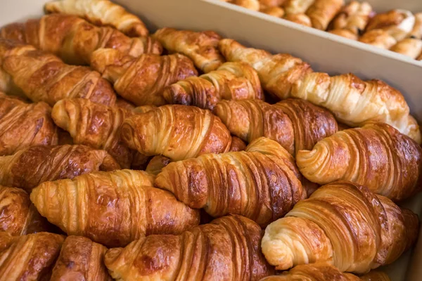 Nybakte croissanter som nærmer seg . – stockfoto