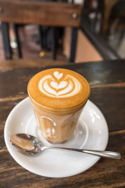 Verre d'un café blanc plat sur table rustique en bois close-up — Photo