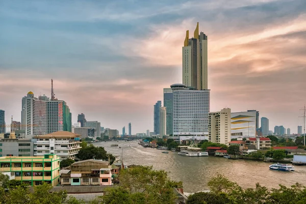 日落时分，曼谷天际线和位于潮普拉亚河的商业摩天大楼 — 图库照片