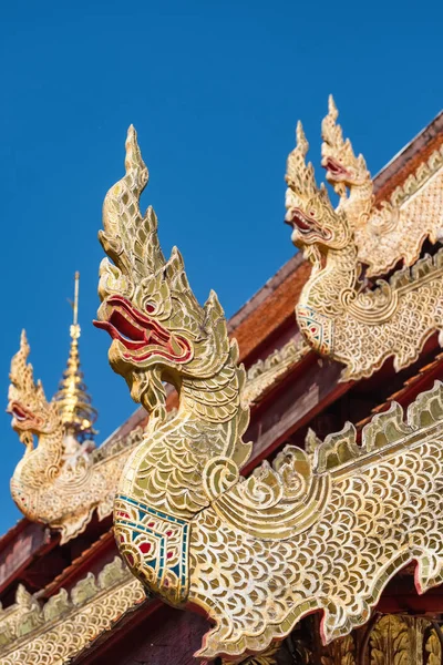 Goldene Drachenstatuen auf dem Dach eines buddhistischen Tempels in Thailand — Stockfoto