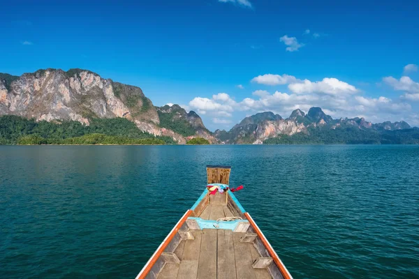 Wooden traditional thai longtail boat on Cheow Lan lake in Khao Sok National Park — Stock Photo, Image