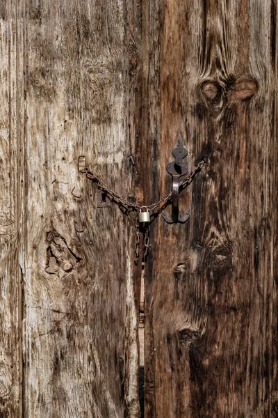 Alte Holztore mit kleinem Metallschloss — Stockfoto