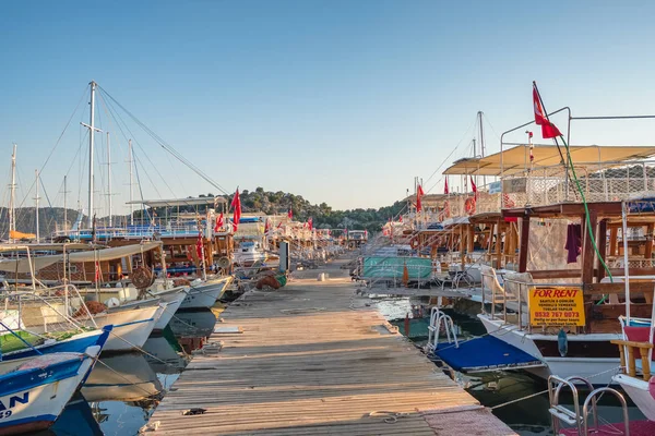 Barcos en el puerto deportivo en Ucagiz pueblo de Kekova en Turquía — Foto de Stock