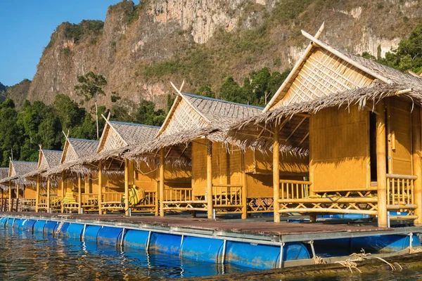 Casas de balsa en el lago Cheow Lan en el Parque Nacional Khao Sok —  Fotos de Stock