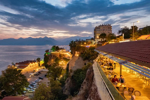 Café ao ar livre em Antalya cidade velha chamada Kaleici ao pôr do sol, Turquia — Fotografia de Stock