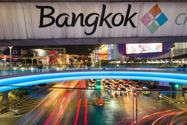 Panneau Bangkok au pont du métro BTS et rue animée la nuit au centre-ville — Photo