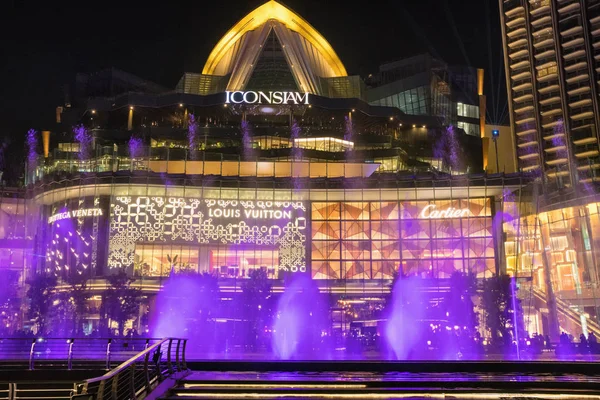 Iconsiam, Bangkok Chao Phraya Nehri üzerinde modern lüks alışveriş merkezi multimedya Çeşme gösterisi — Stok fotoğraf