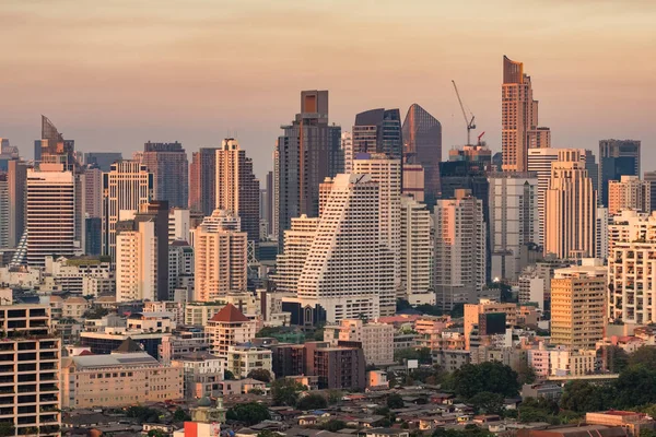 Ciudad de Bangkok skyline con rascacielos urbanos al atardecer —  Fotos de Stock