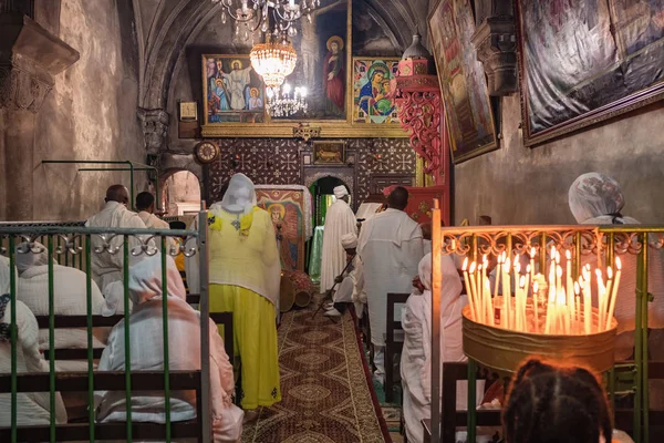 Kudüs 'te kutsal Sepulchre Kilisesi Etiyopyalı Şapel içinde Hıristiyan kitle — Stok fotoğraf