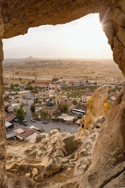 Vue depuis l'entrée de l'ancienne forteresse et église Cavusin Vaftizci Yahya, Saint Jean Baptiste en Cappadoce — Photo
