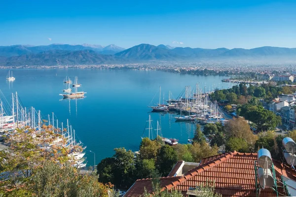 Paysage estival de la ville de Fethiye en Turquie — Photo