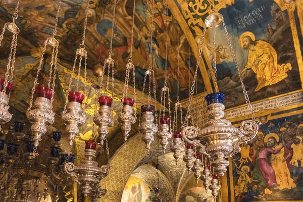 Oude kaarslampen en plafond van de hal van de Golgotha altaar in de kerk van het Heilig Graf in Jeruzalem, Israël — Stockfoto