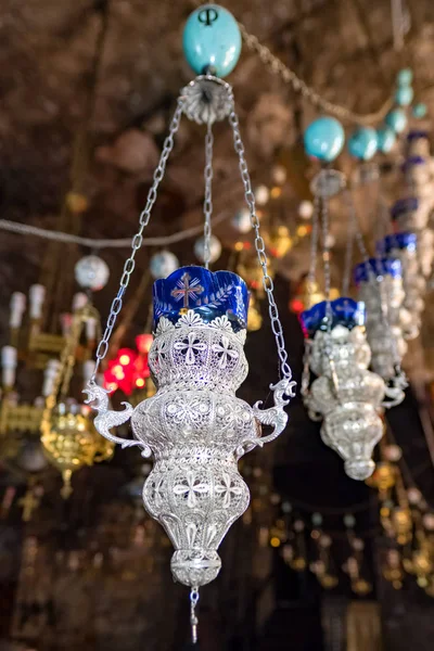 Velhas lâmpadas de vela na Igreja do Sepulcro de Santa Maria, também Túmulo da Virgem Maria, no Vale de Kidron, em Jerusalém, Israel — Fotografia de Stock