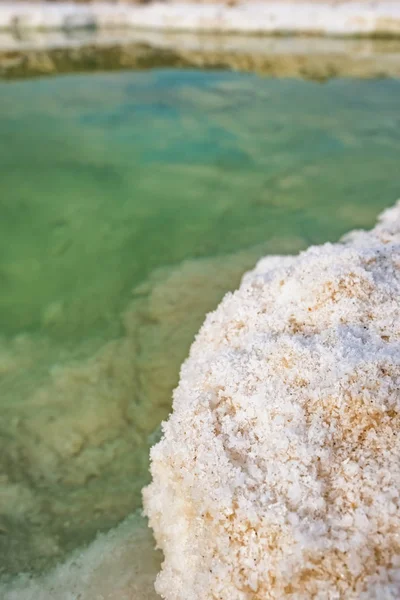 Uzavřete pohled na solné krystaly a tvorbu nerostů na břehu Mrtvého moře v Izraeli. — Stock fotografie
