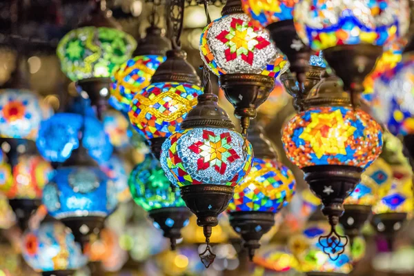 Variedad de lámparas de vidrio de pavo de colores en venta en Capadocia, Turquía . — Foto de Stock