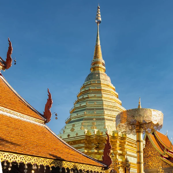 Chedi de oro y paraguas en Wat Phra que Doi Suthep templo, Chiang Mai, Tailandia — Foto de Stock