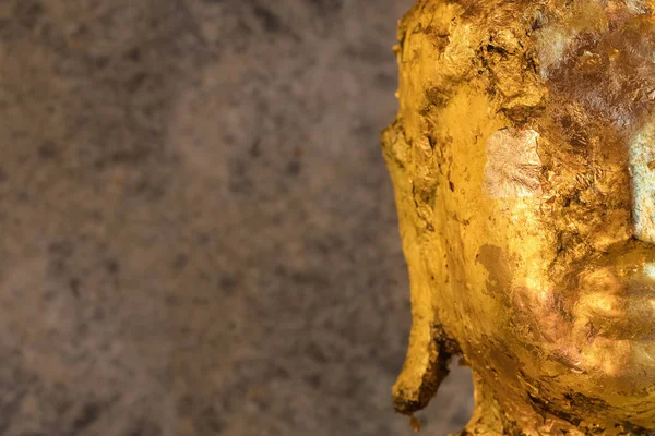 Statua di Buddha coperto con carte d'oro da vicino . — Foto Stock