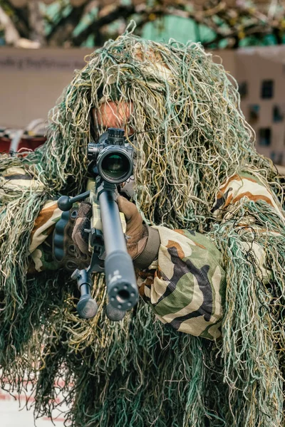 Kamouflerade Sniper håller offret under vapenhot — Stockfoto