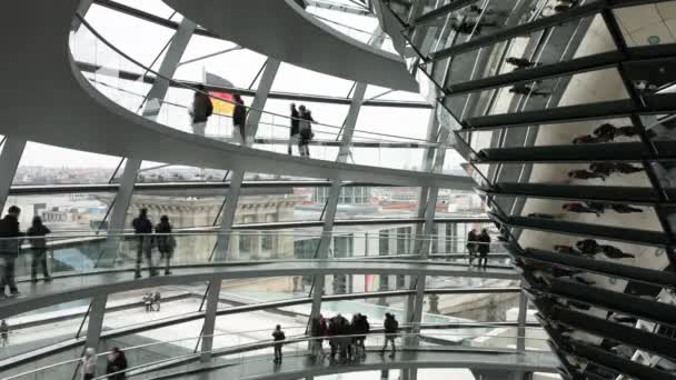 Tidsfördröjning av turister som besöker glass Dome på taket av Reichstag i Berlin, Tyskland — Stockvideo