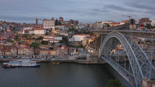 Ünlü ponte Dom Luiz köprüsü ile Porto tarihi şehir merkezinin gündüz gece atlamalı — Stok video