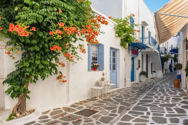 Calle estrecha típica en el casco antiguo de Parikia, isla de Paros, Cícladas, Grecia —  Fotos de Stock