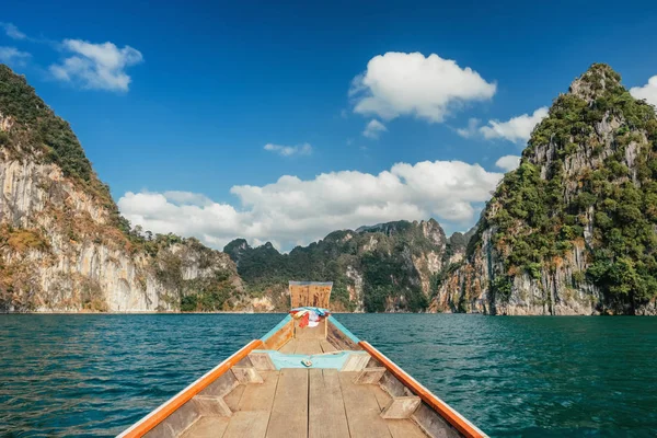 Wooden traditional thai longtail boat on Cheow Lan lake in Khao Sok National Park — Stock Photo, Image