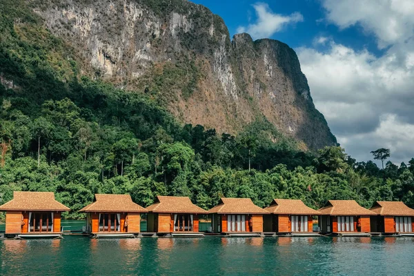 Raft hus på Cheow LAN Lake i Khao Sok National Park — Stockfoto