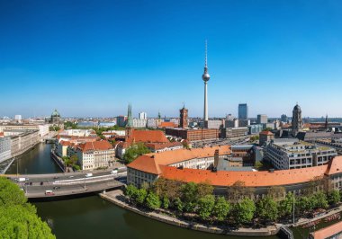 Berlin katedrali ve televizyon kulesi ile Berlin şehir manzarası