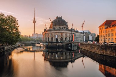 Berlin'de gün doğumunda arka planda Spree nehir ve kule Üzerinde Museum Island