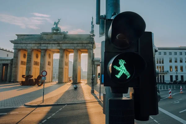 Ampelmann Berlino semaforo verde primo piano con cancello di Brandeburgo sullo sfondo — Foto Stock