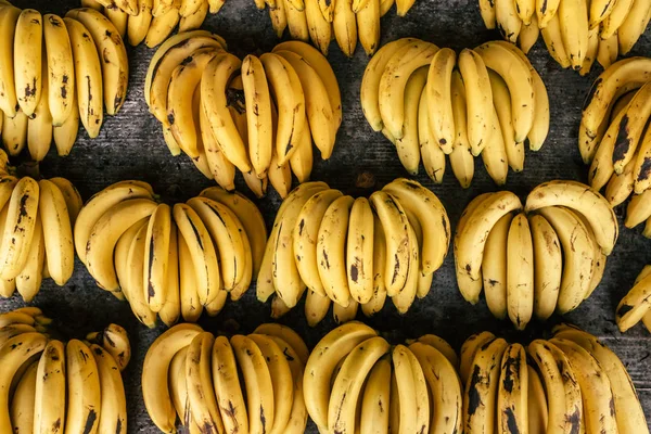 Bouquets de bananes mûres sur le stand du marché thaïlandais — Photo