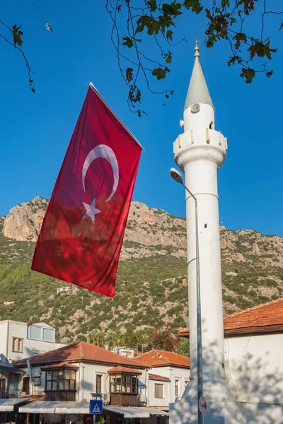 Türkische Nationalflagge und weißes Minarett in kas, Türkei. — Stockfoto