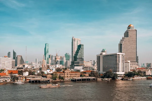 曼谷天际线和位于潮普拉亚河的商业摩天大楼 — 图库照片