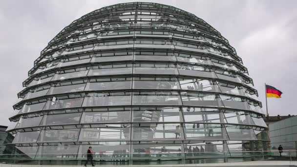 Tijd verval van de toeristen een bezoek aan glazen koepel op het dak van de Rijksdag in Berlijn, Duitsland — Stockvideo