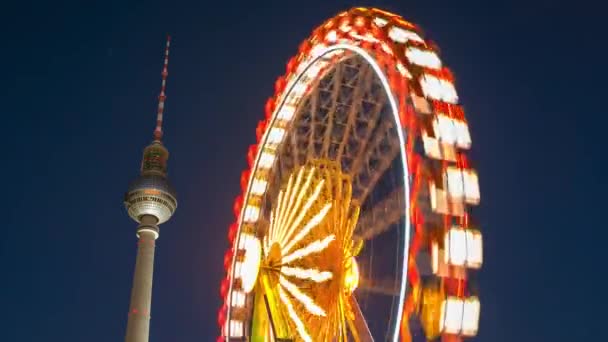 Lapso de tiempo de una rueda de ferries y la torre Berlin Tv en el mercado navideño de Alexanderplatz en Berlín, Alemania — Vídeos de Stock