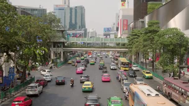 Καθημερινή κυκλοφορία σε πολυσύχναστο δρόμο στην Μπανγκόκ — Αρχείο Βίντεο
